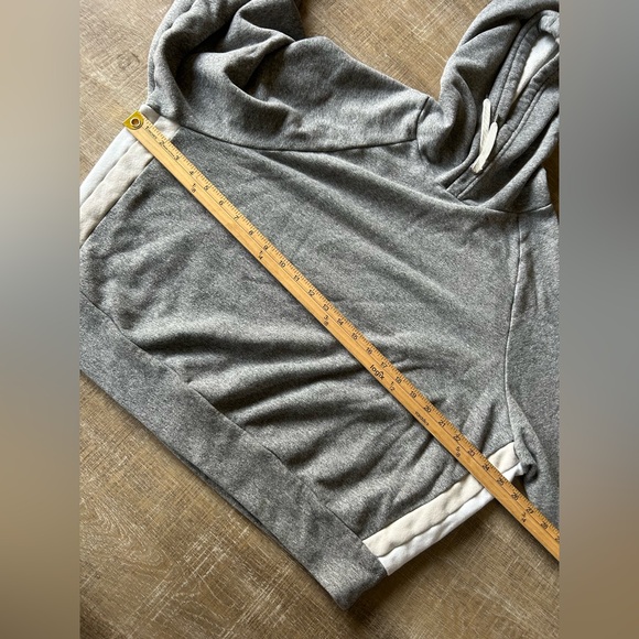Vuori boxy gray hoodie women’s L white beige side stripes drawstring + pull tag - Picture 11 of 13